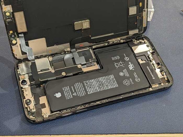 あいふぉん　アイフォン　iPhone　XS　水没　落としてしまった　洗浄　海　お風呂　起動しない　おかしい