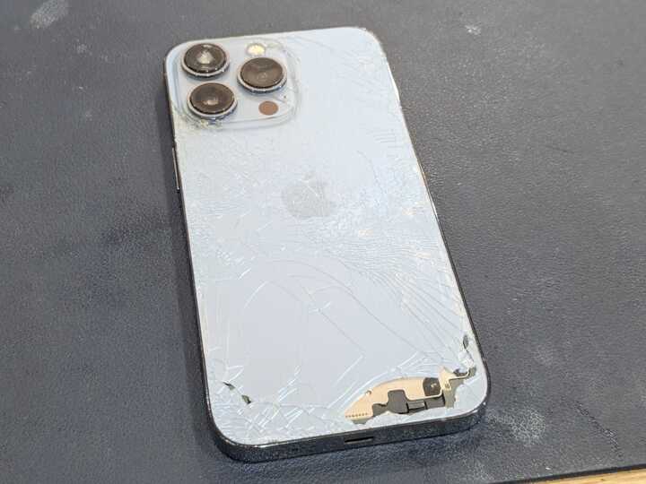 豊川市】iPhone13 Proの背面ガラス割れ修理ならまちスマ豊川店へ｜背面