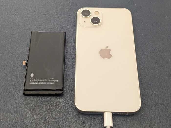 iPhone 13 あいふぉん　アイフォン　充電減りはやい　サービス表記　経年劣化　すぐ落ちる　充電たまらない　バッテリー交換