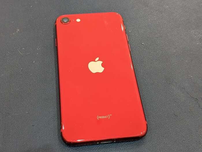 あいふぉん　iPhone SE2 充電減り早い　経年劣化　サービス表記　電源落ちる　画面浮き　膨張　ばってりー　バッテリー　修理　交換