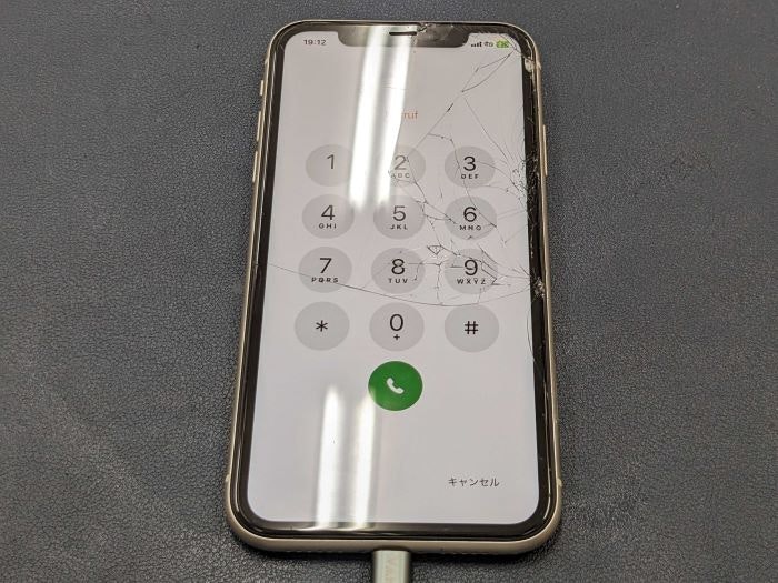 iPhone アイフォン 画面割れ ガラス割れ 液晶割れ 割れた 壊れた タッチ 勝手に 治す 直す 修理 直し方 治し方