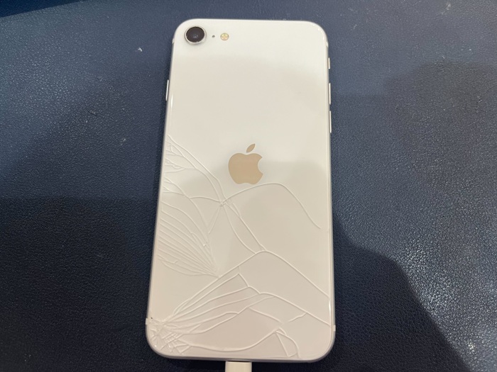 iPhone se2本体 画面・背面ひび割れ iPhoneSE2ブラックの背面ひび割れはバックパネル交換で対応でき