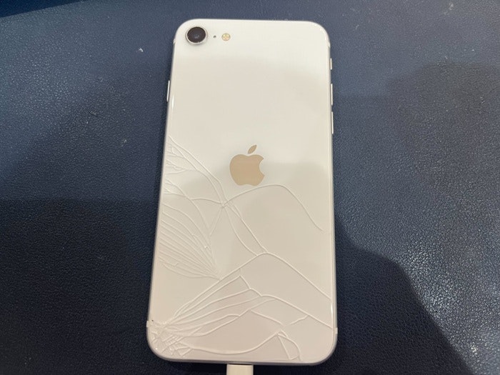 あいふぉん　アイフォン　iPhone SE2　背面割れ 背面 バックガラス　経年劣化　交換　修理