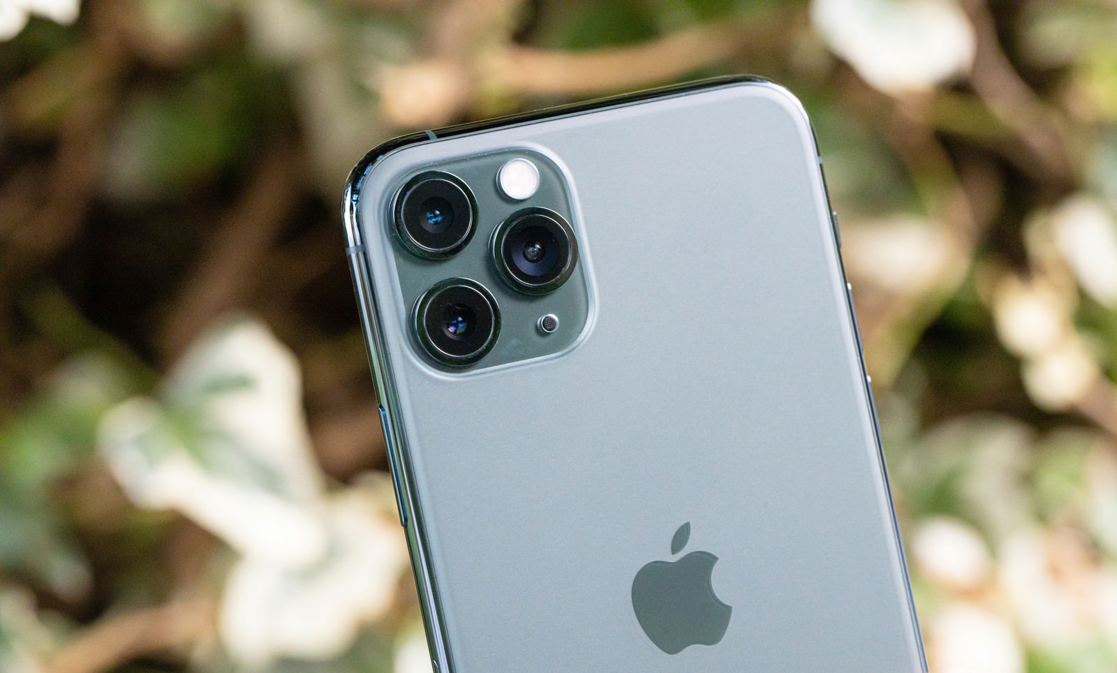 iPhoneのカメラガラスが割れたまま？】見落としがちな“放置の代償”と