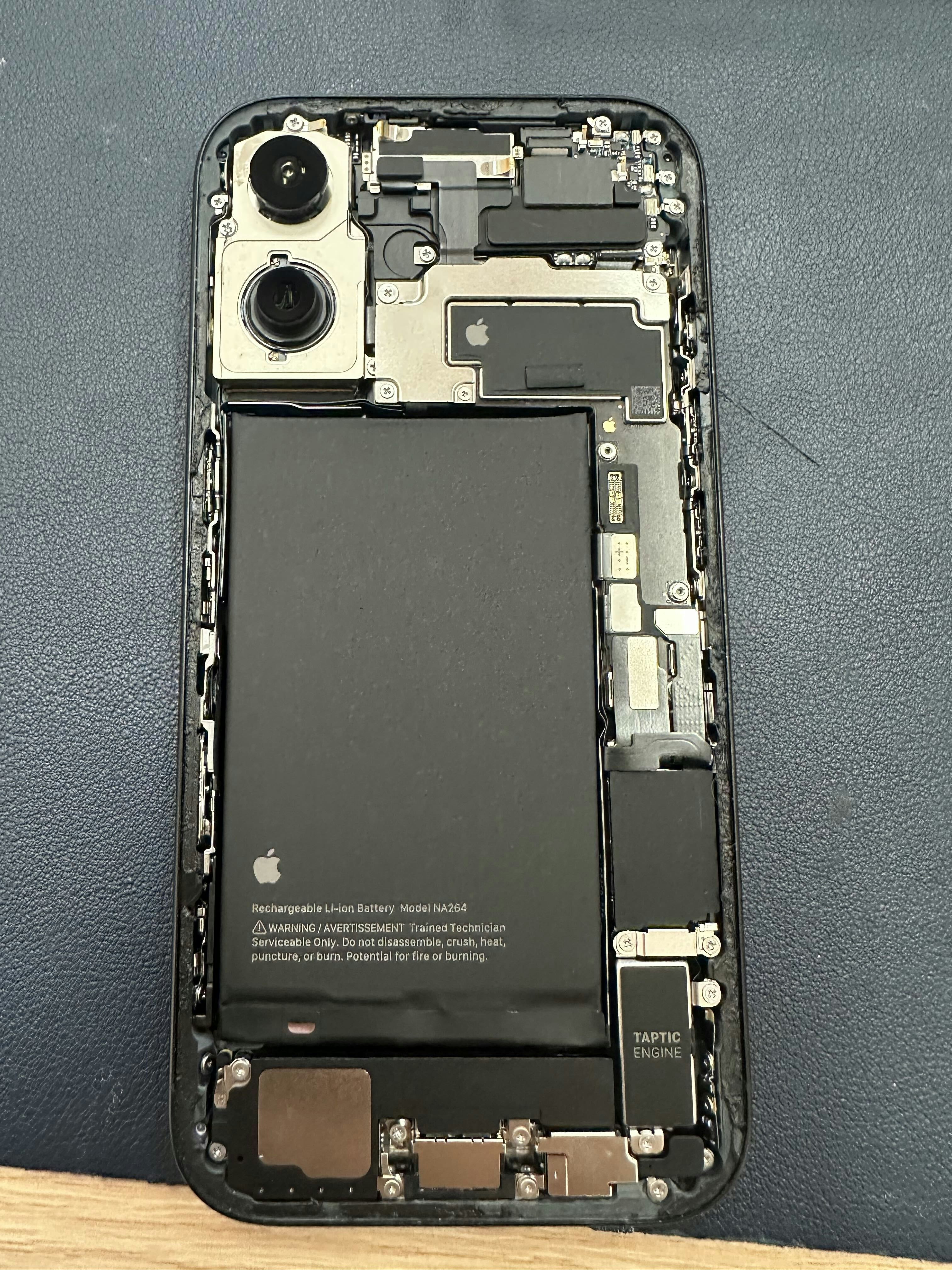 iPhone 16 カメラレンズ　修理 途中
