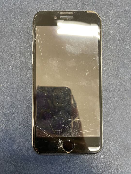 春日井市】iPhone SE3の画面割れを即日1時間で修理！ホームボタン横の