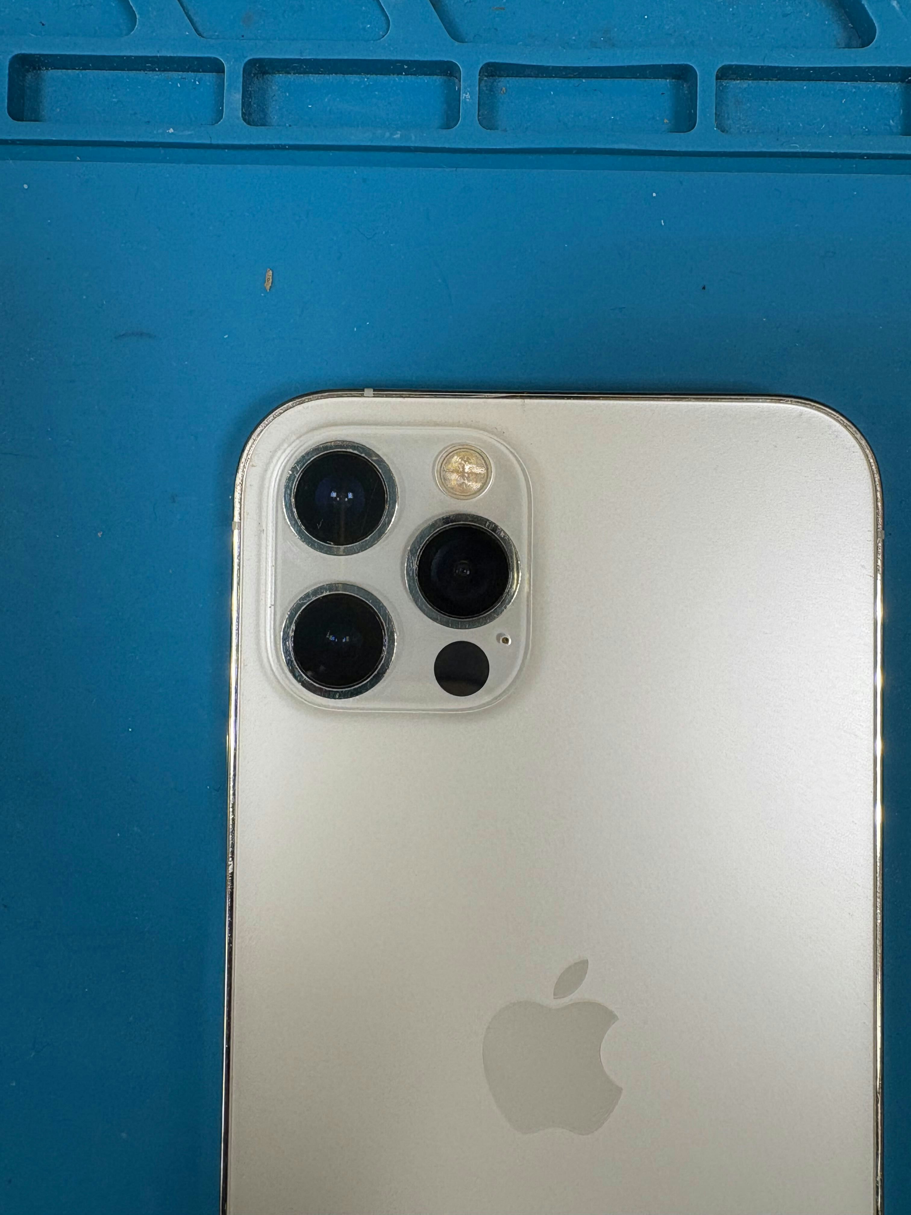 iPhone12Pro修理　豊橋　カメラレンズ割れ