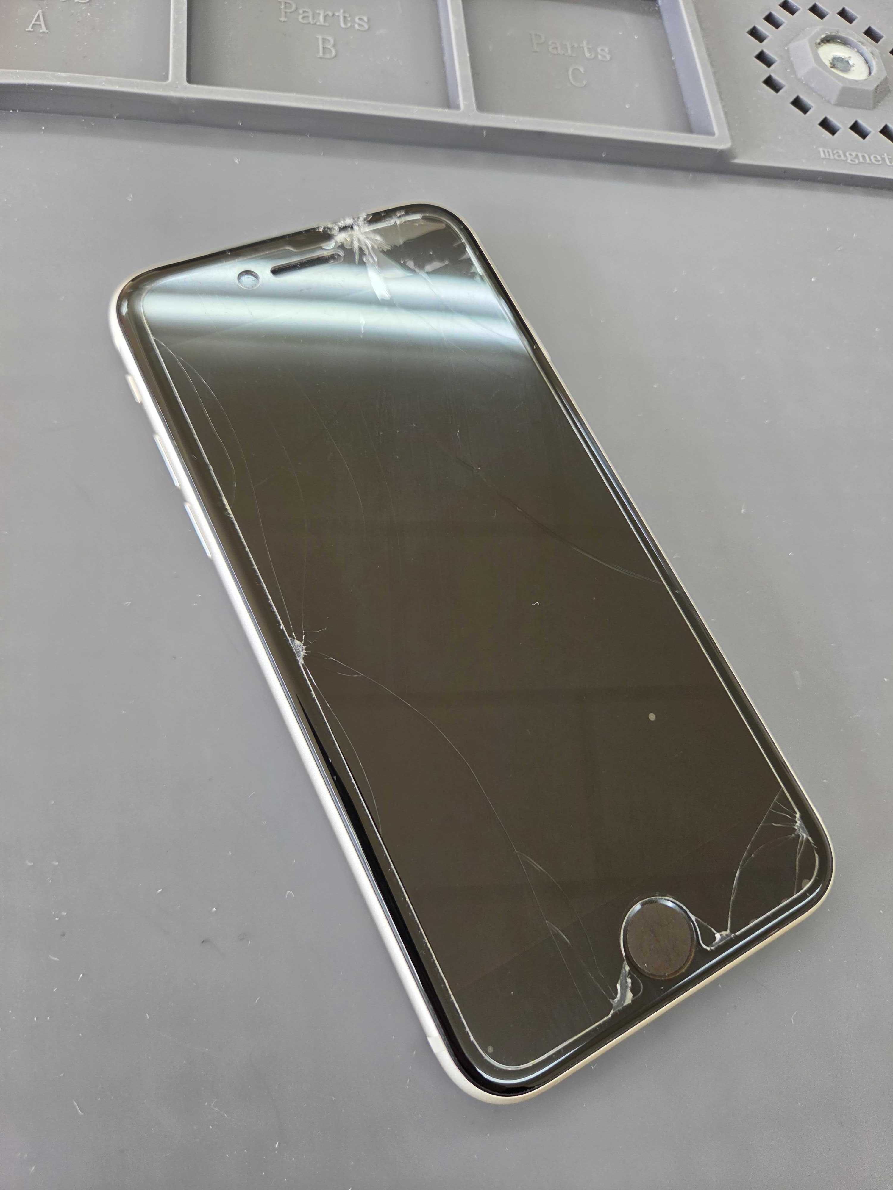 iphoneSE3 第3世代　64GB　スターライト　画面割れ iPhone SE（第3世代）の画面割れ修理の方法・費用・修理風景