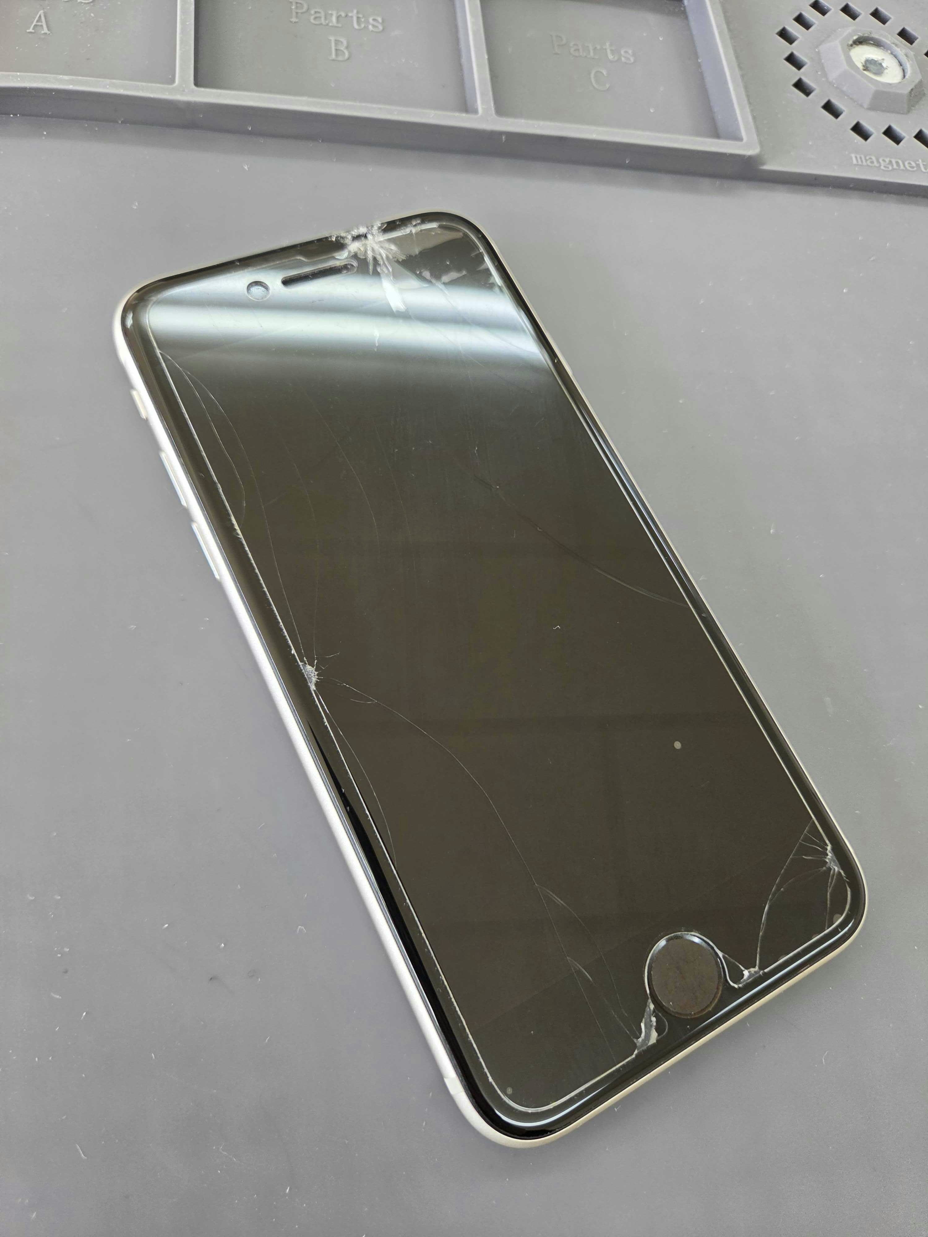 iPhoneSE3 iPhone 豊川市 スマホ修理 修理 画面割れ 画面修理 豊川 豊橋 新城 蒲郡 湖西 浜松