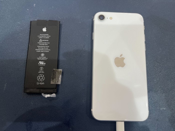 あいふぉん アイフォン iPhone SE2 バッテリー 膨張 充電減りはやい サービス表記 電源落ちる 充電たまらない 交換