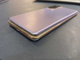 【豊田市】Galaxy S21のバッテリー交換を行いました！バッテリー膨張による背面パネル浮きも改善