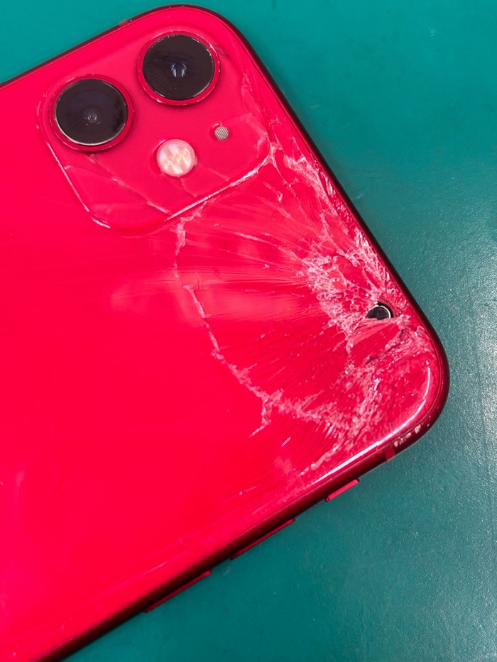 Apple iPhone 11 (赤) 背面ひび割れあり iPhone 11の背面ガラス割れ修理は札幌市西区スマートクリアへ｜即日