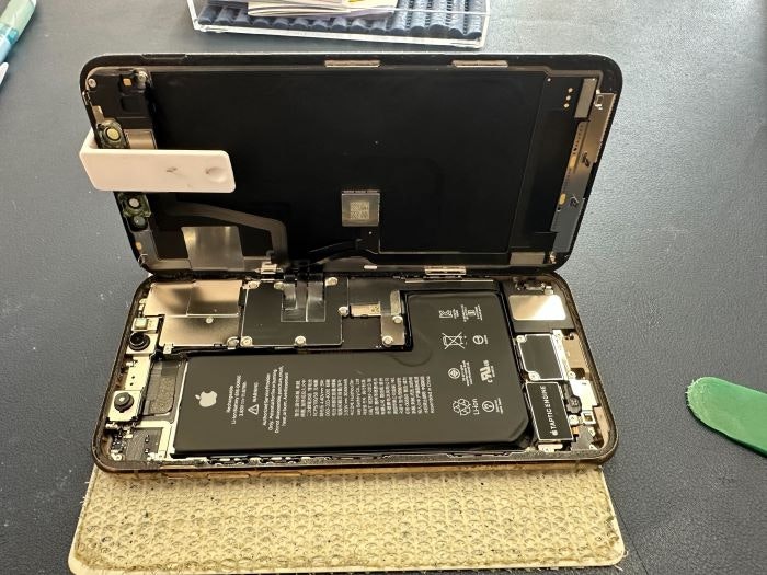 アイフォン　あいふぉん　iPhone　SE3　画面割れ　割れ　落とした　落下　高いところ　液晶　ヒビ　表示不良　タッチ効かない　傷ついている　画面修理　画面交換　がめん