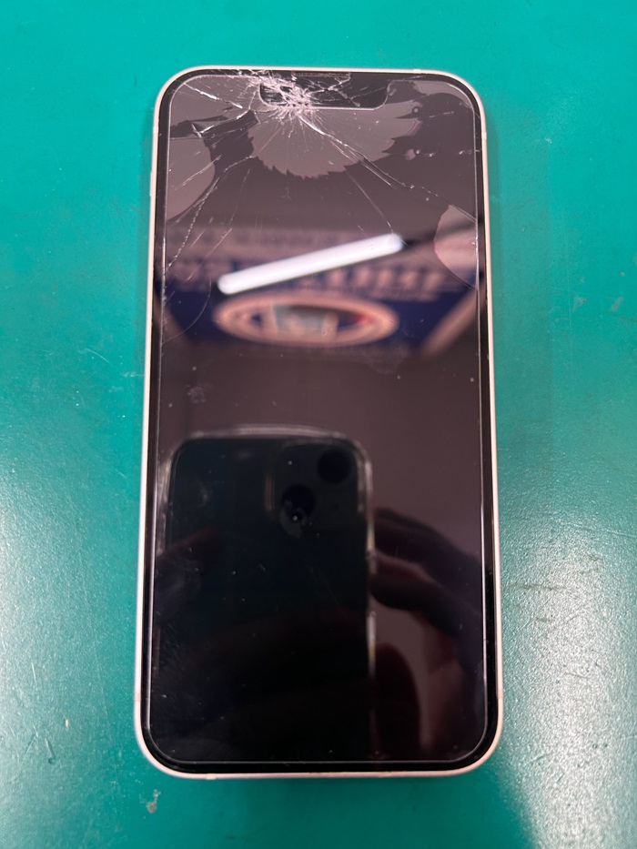 iPhone13mini 画面割れ、インカメラくもり😶‍🌫️ イオン春日井