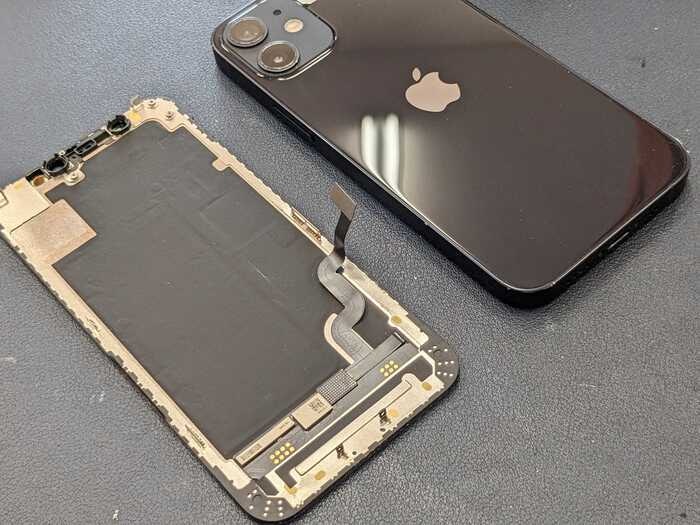 iPhone12mini 画面修理　画面交換　画面赤い　液晶交換　液晶修理