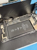 【豊橋市】iPhone 12 miniのカメラレンズが割れた！アウトカメラレンズ交換で安心して使える状態へ復旧しました  こんにちは！まちスマ豊橋店です。  今回は豊橋市にお住まいのお客様よりご依頼いただいた iPhone 12 miniのアウトカメラレンズ交換修理 をご紹介いたします。  スマートフォンを落としてしまった際、