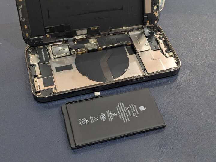 豊田市】iPhone12 Proのバッテリー交換を行いました！充電の持ちが悪い