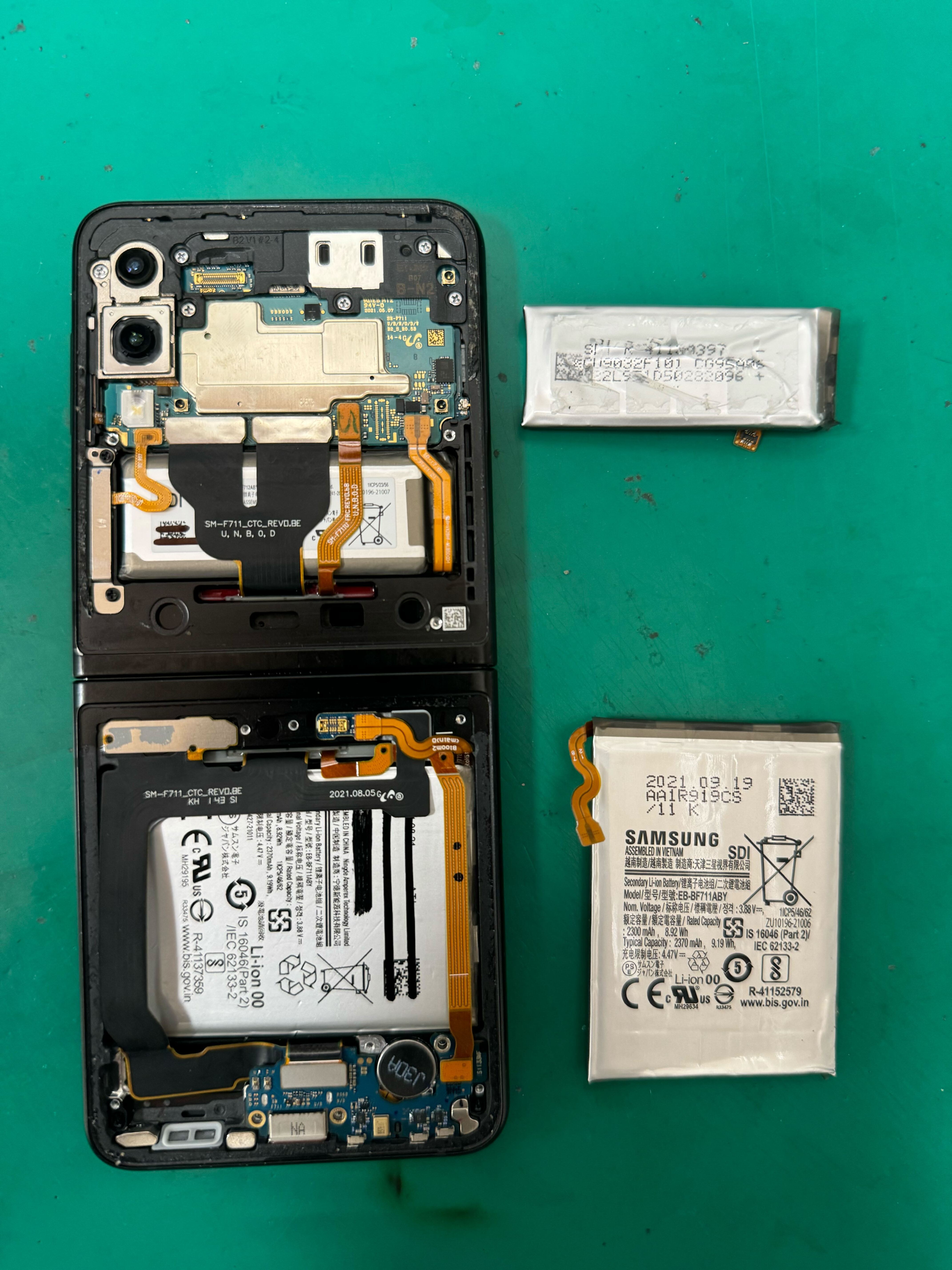 SAMSUNG zflip3 バッテリー故障 SCG12 心斎橋でGalaxy-Z-Flip-3のCheck