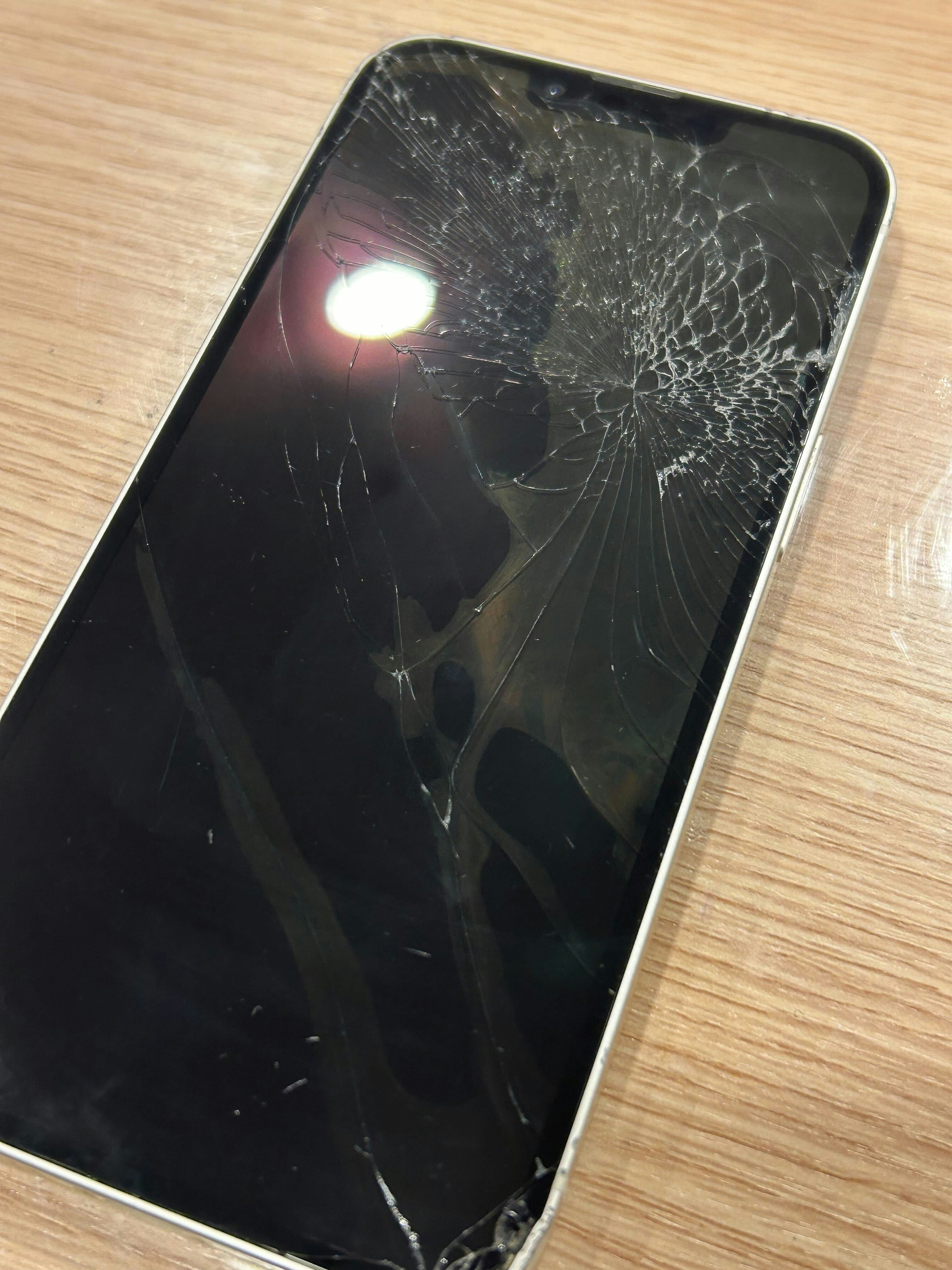 iPhone 13画面割れ、液晶故障