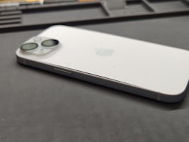 【小牧市】iPhone15のバッテリー膨張で背面パネルが浮く症状を修理！突然の電源落ちもバッテリー交換で改善｜まちスマ小牧店