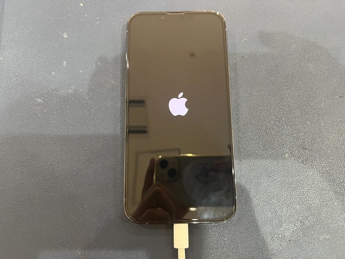 iPhone アイフォン アイフォーン スマホ スマートフォン バッテリー 電池 充電持ち 交換 取り替え メーカー修理 Apple Store 正規修理 純正 社外 保険 保証 AppleCare 故障 壊れた 壊した 修理 直す 治す 改善 自分で交換