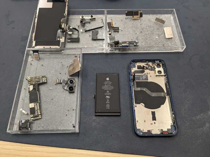 iPhone あいふぉん　アイフォン　12　背面　はいめん　ばきばき　バキバキ　割れてる　落とした　落下　叩きつけた　破片　危ない　交換　修理