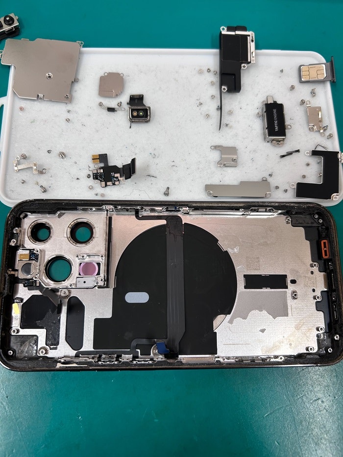 iPhone13pro 背面交換 背面割れ