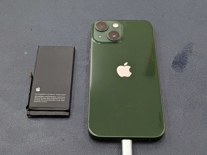 あいふぉん　iPhone 13 mini バッテリー　経年劣化　サービス表記　減り早い　交換　修理