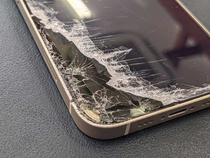 あいふぉん　アイフォン　iPhone　14　ひび割れ　ヒビ　画面　落下　衝撃　高い位置　画面真っ暗　タッチ効かない　反応しない　表示おかしい　修理　交換