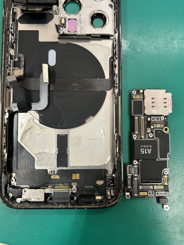 iPhone13Pro 水没 画面交換 【イオン春日井店】