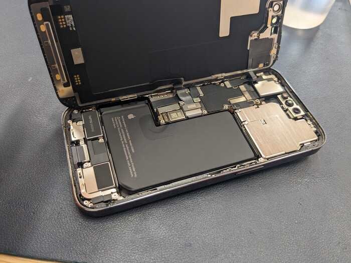 iPhone 14 pro あいふぉん アイフォン 充電減りはやい 膨張 発火 発熱 サービス表記 経年劣化 ばってりーバッテリー 交換