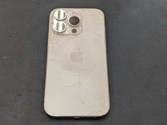 iPhone 14Pro 背面割れ 修理