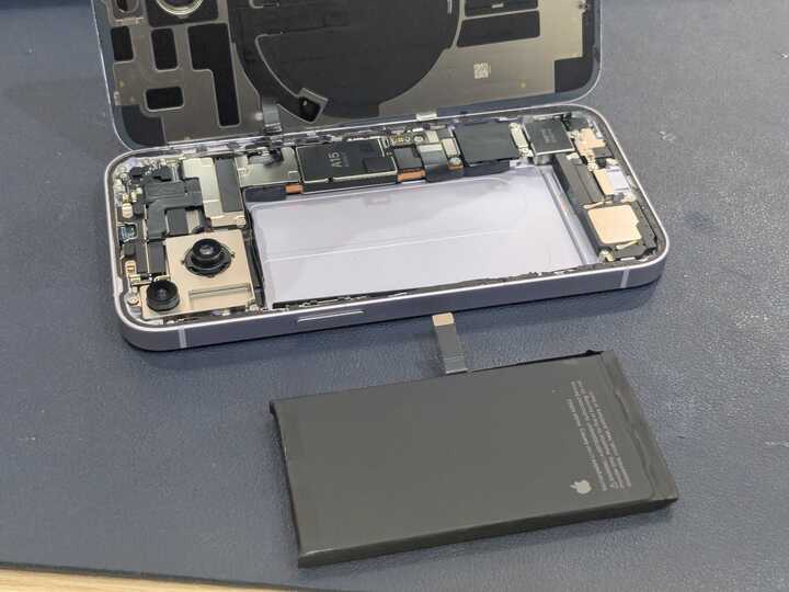 豊田市】iPhone14のバッテリー交換を行いました！充電の持ちが悪い症状