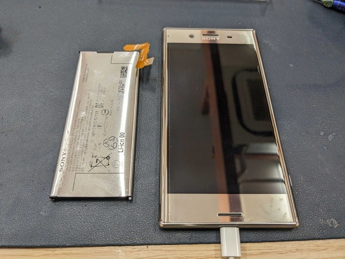Android アンドロイド Xperia Xperia XZ Premium 充電もたない　1日もたない　減りが早い　経年劣化　サービス表記　電源勝手に落ちる　シャットダウン　ばってりー　バッテリー　交換　修理