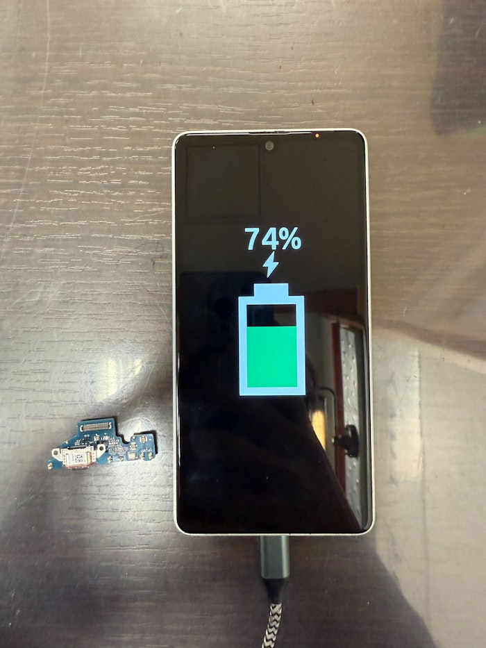 Xperia　修理　豊川　充電口修理　充電反応しない