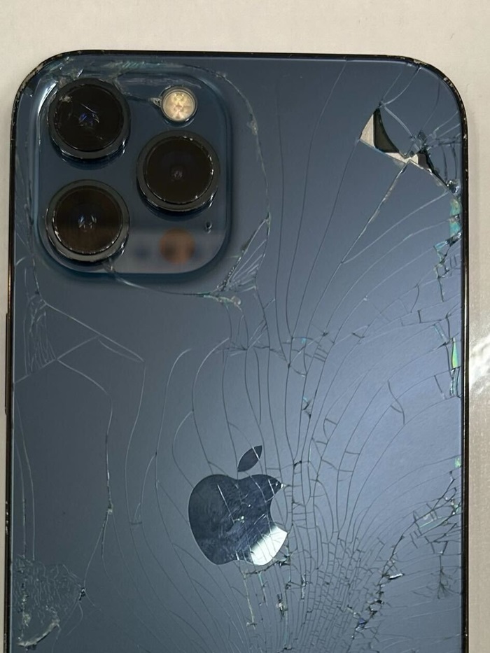 iPhone12Promax 背面ガラスの割れ バックパネル交換 【イオン春日井店】