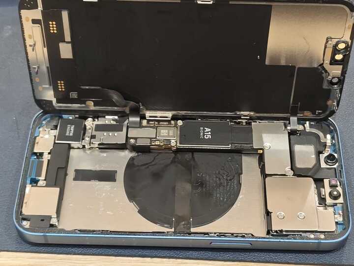 豊田市】iPhone13の起動不良修理を行いました！バッテリー交換・基板