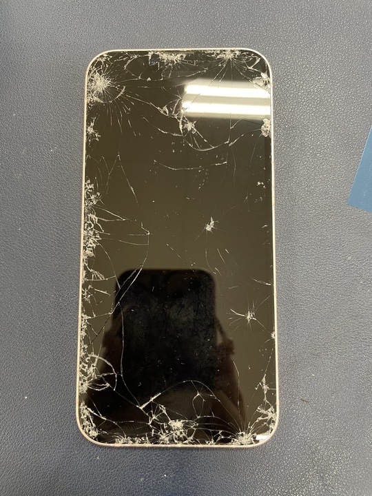 iPhone13 画面割れ修理】全体的にバキバキでもデータそのまま1時間で