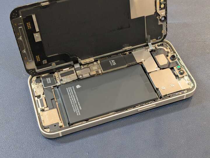 豊田市】iPhone13のバッテリー交換を行いました！充電の持ちが悪い症状