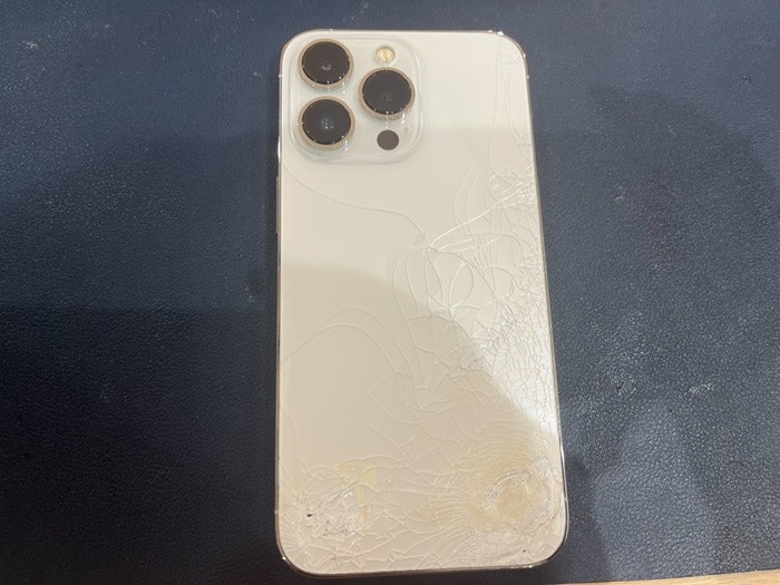iPhone 13Pro 背面交換　背面修理　背面割れ　裏側修理　