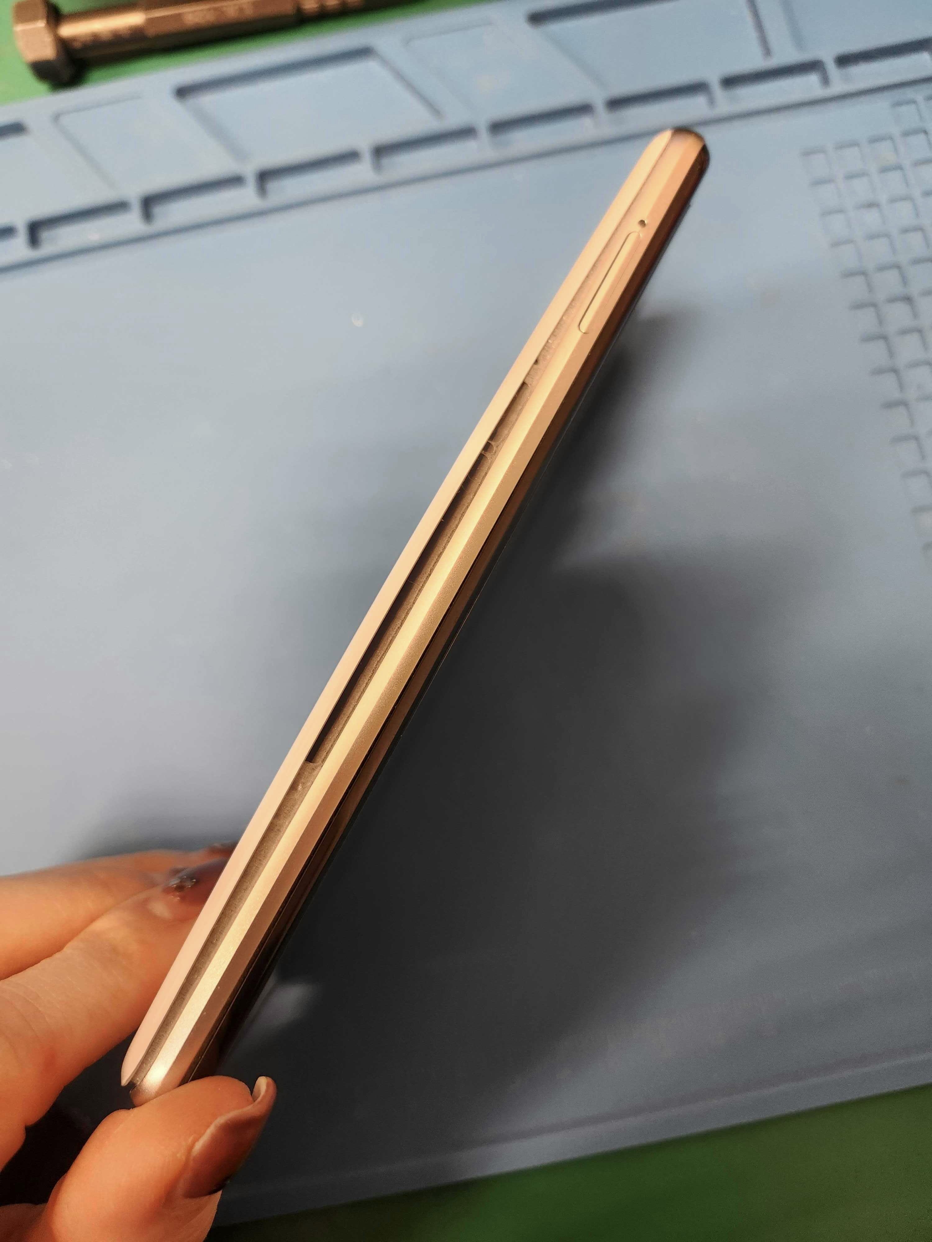 AQUOSR3 　AQUOS　修理　スマホ修理　Android　バッテリー膨張　バッテリー交換　豊川　豊橋　新城　蒲郡　湖西　浜松