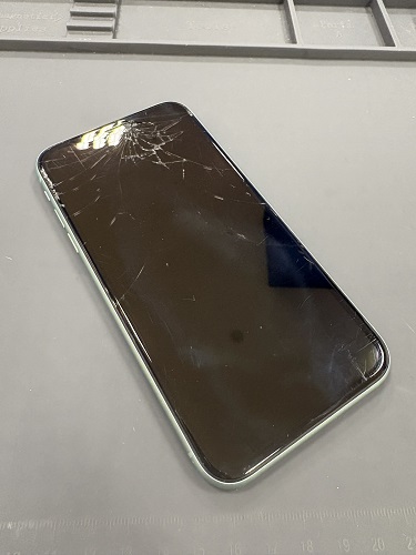 近*馬様 iPhone11 64GB 白色　docomo 画面割れあり バッテリ 一宮市でiPhone 11の画面・バッテリー交換】画面割れの症状でご来店