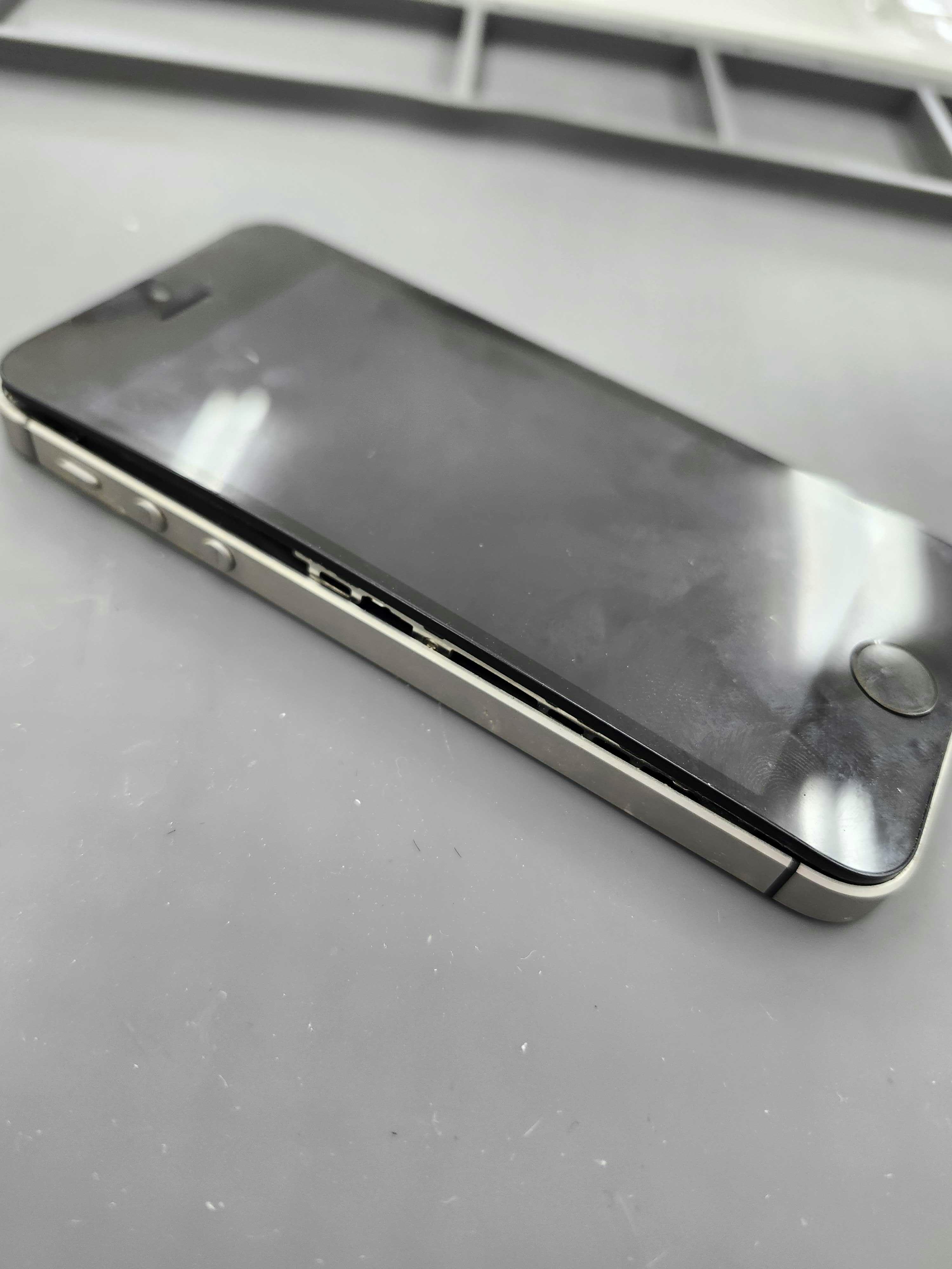 iPhoneSE初代　iPhone修理　iPhone　修理　即日　スマホ　スマホ修理　バッテリー交換　バッテリー膨張　豊川　豊橋　新城　蒲郡　湖西　浜松