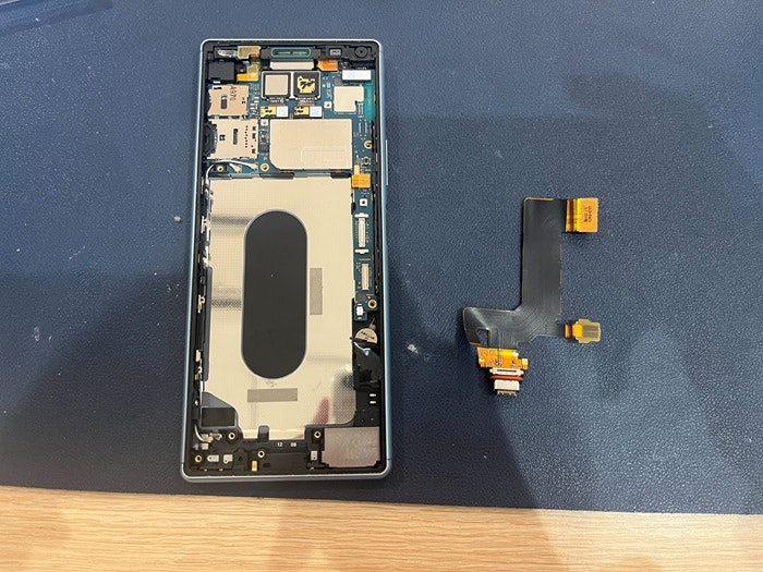 Xperia 8 充電口交換 充電口修理 充電できない ドック交換　スマホ修理　スマホ発火　スマホ　ドック交換