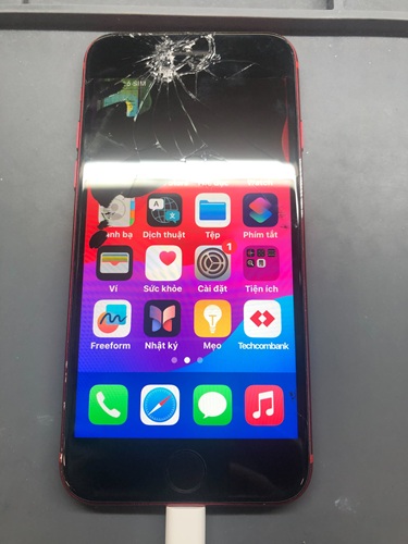 春日井市】iPhone SE2 が割れて液晶が半分真っ黒に…40分で画面修理し