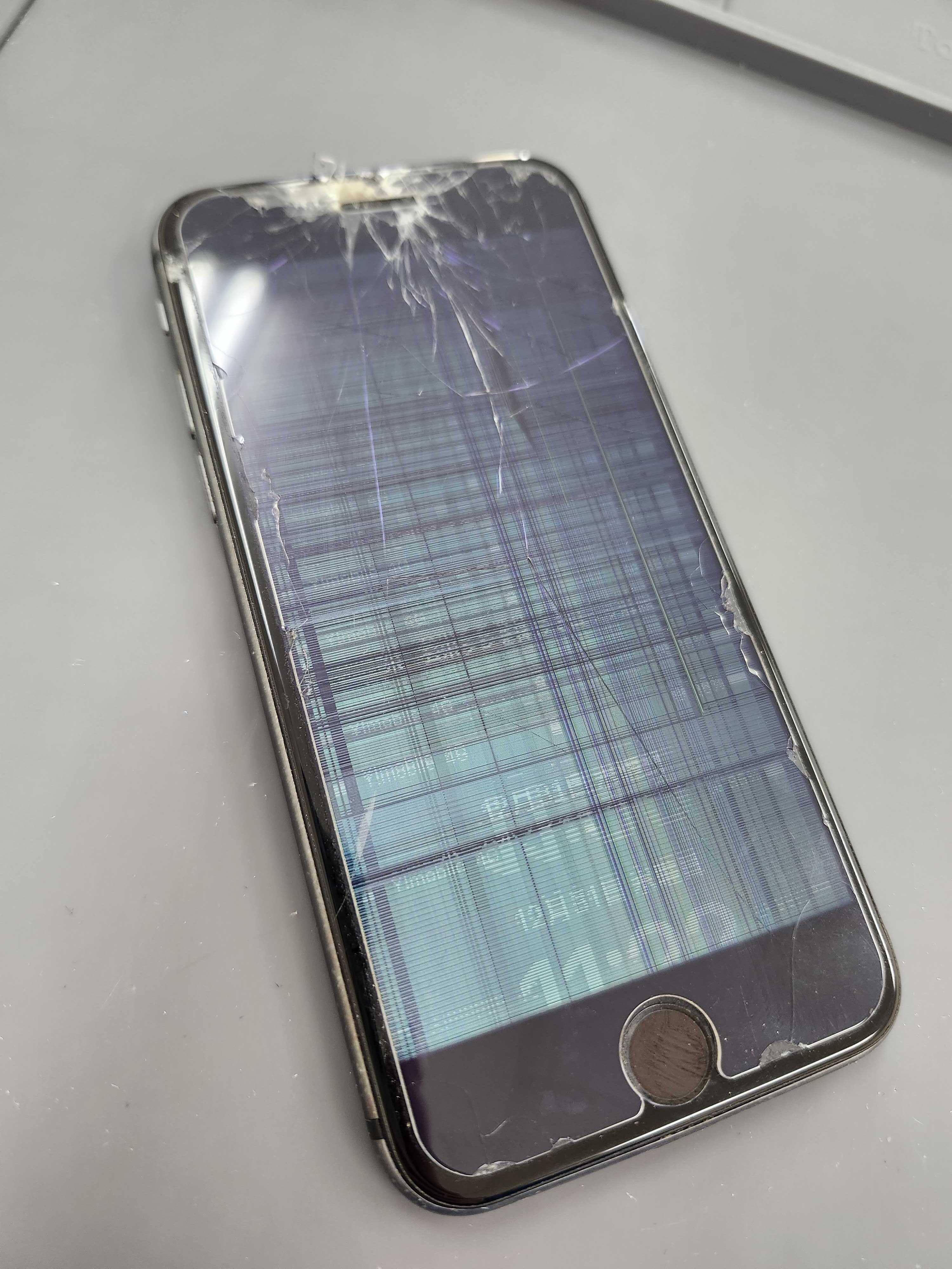 豊川市】iPhone8の画面割れ・液晶不良を即日修理｜当日60分・その日の