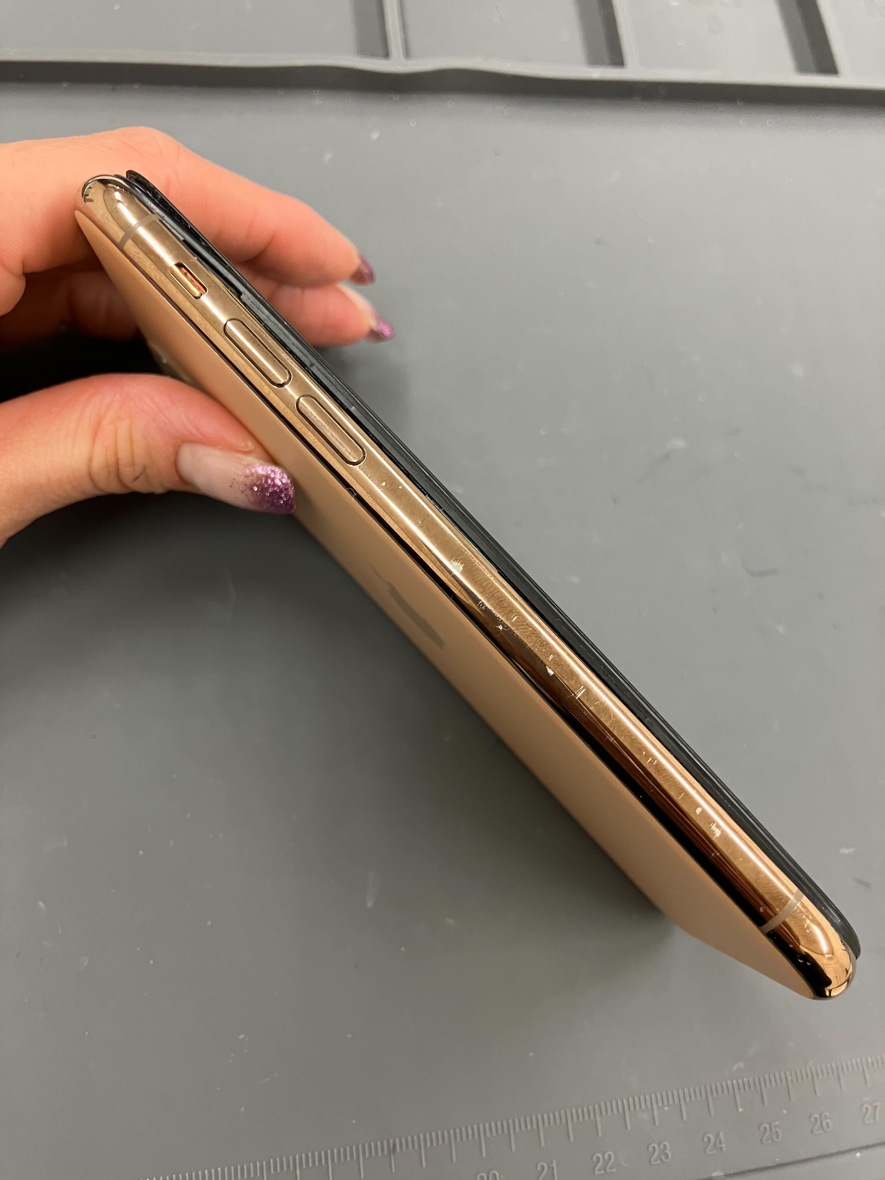 豊川市】iPhoneSE（第3世代）のバッテリー膨張を修理しました！画面が