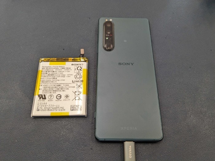 Xperia 1III 充電減り早い　発熱　膨張　膨らみ　電源落ちる　ばってりー　バッテリー　交換　修理