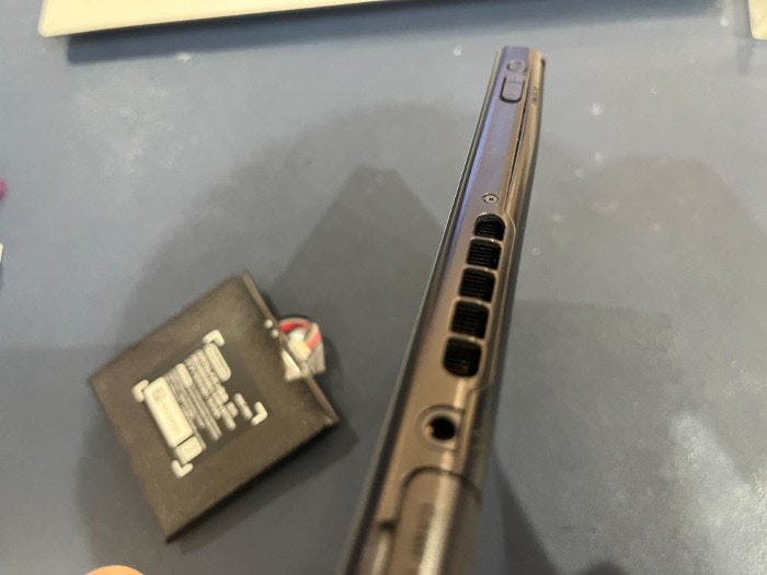 すうぃっち Switch ばってりー バッテリー 膨張 膨らんでいる 発熱 重電がたまらない 充電の減りがはやい 修理 交換