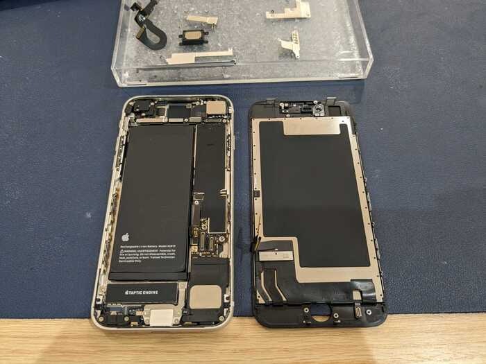 iPhone SE3 あいふぉん アイフォン 画面真っ暗 音はする 振動する 画面割れ 液晶表示不良 液晶漏れ 落下 画面修理 画面交換 がめん